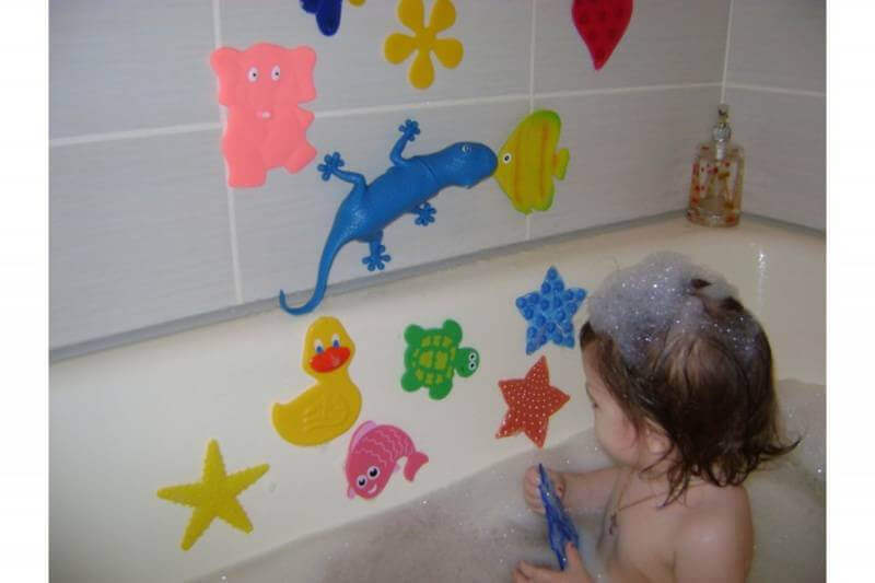 Figures with suction cups Silicone toys on a special holder can be used as a decoration. Details are appropriate for creating panels or individual accents in the tile design. Due to the peculiarities of the structure of the decoration quickly peel off, so you can regularly change the design.